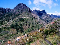 Bergdorf auf Madeira : Felsen, Berge, Häuser
